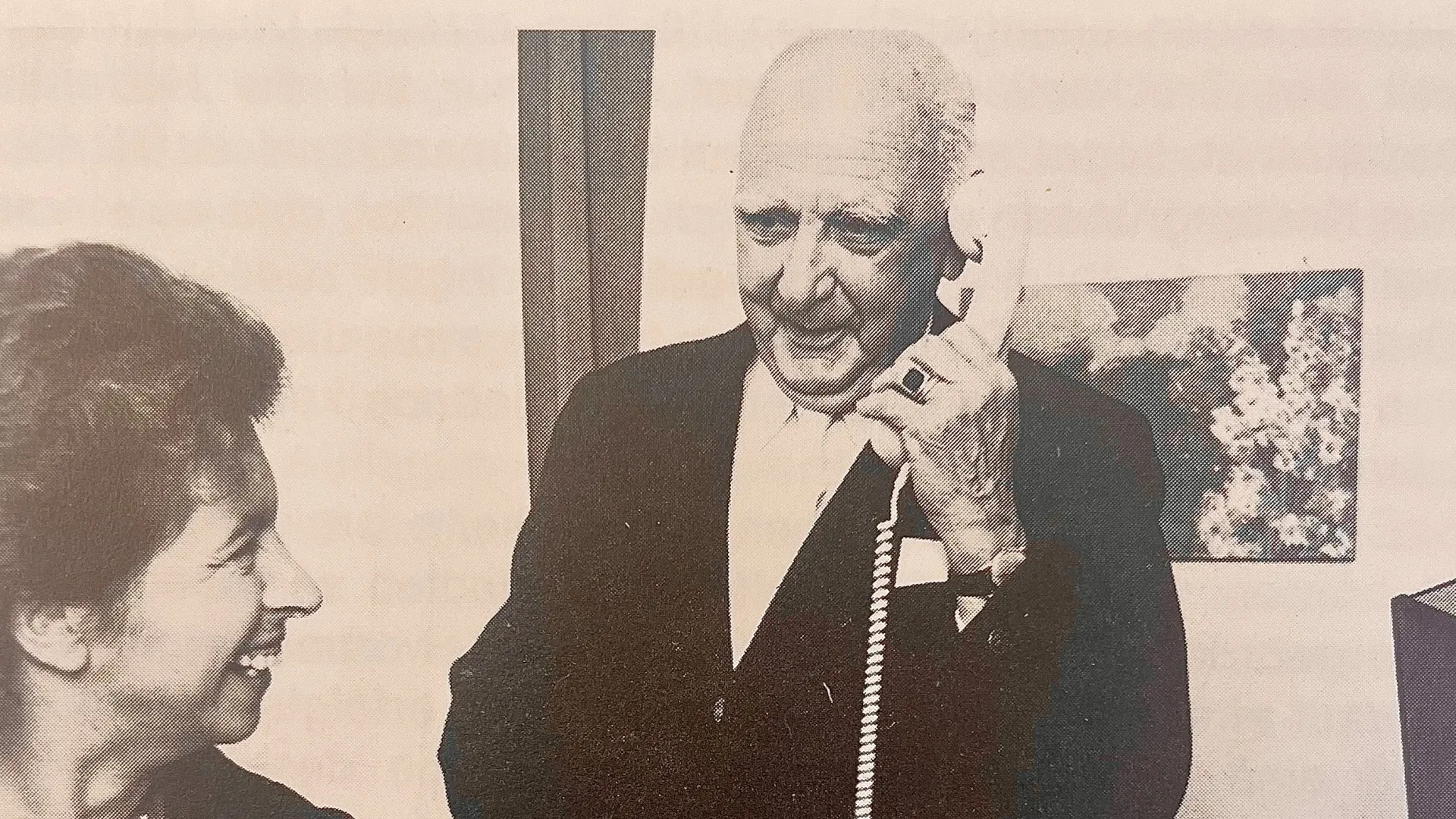 schwarz-weiß-Bild eines Telefonats